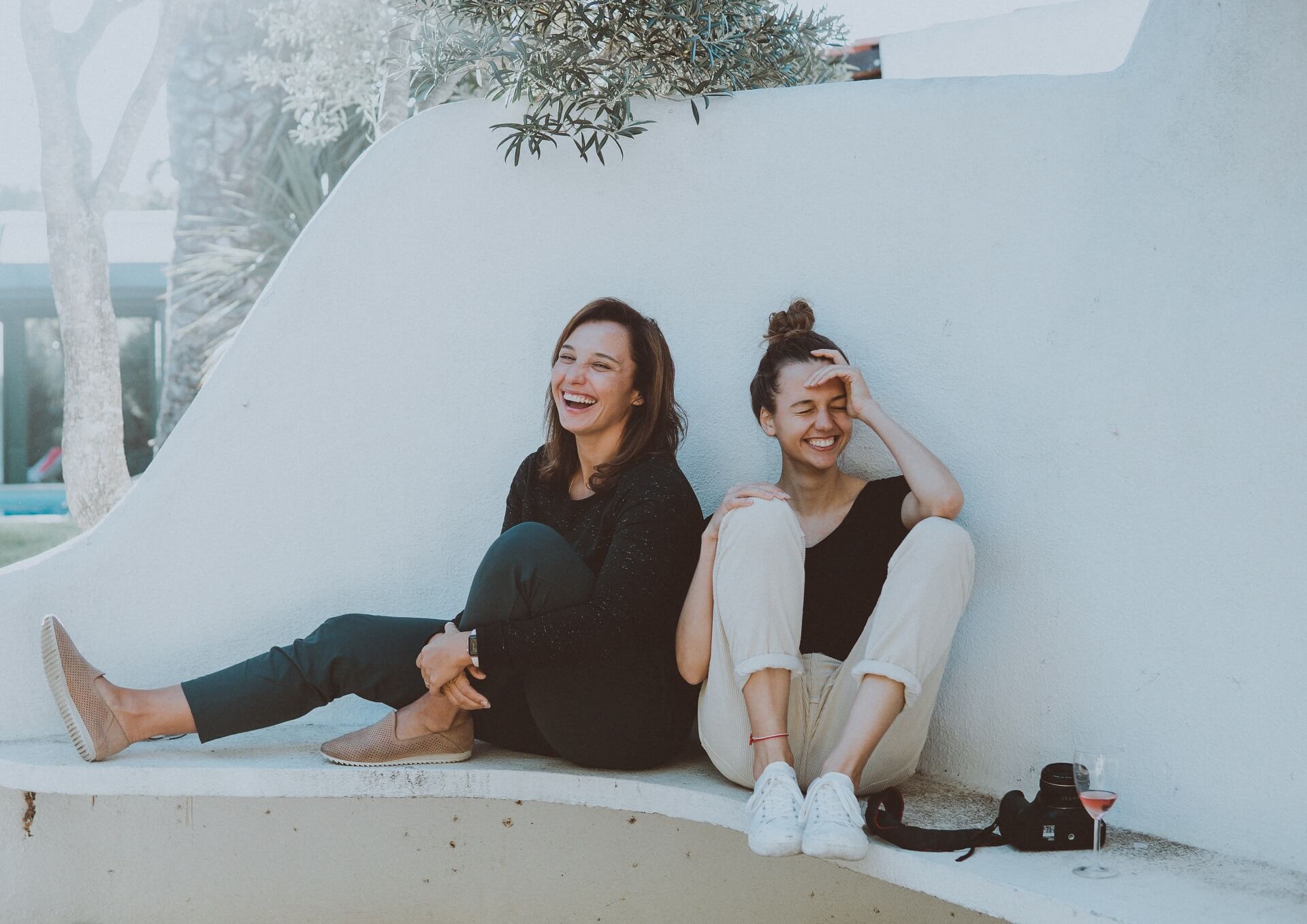 jeunes filles sourire assises